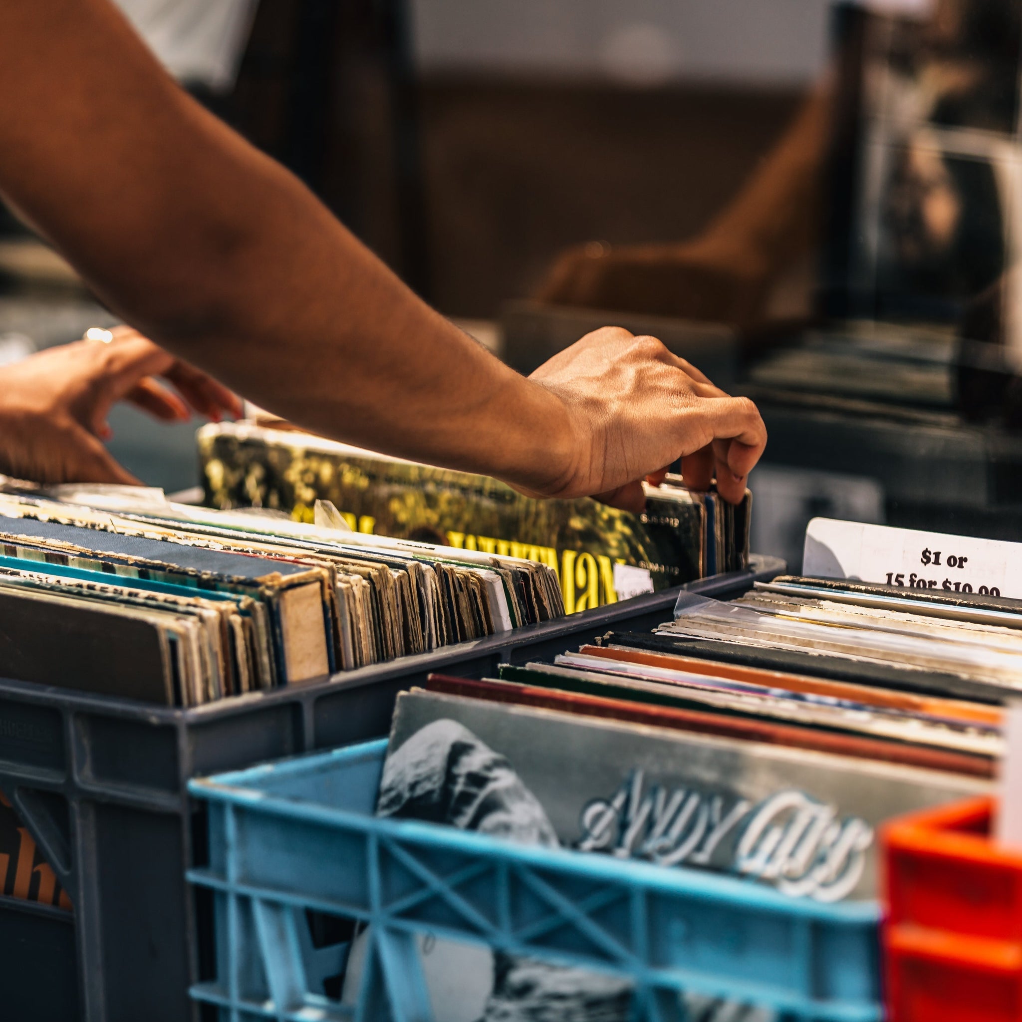 Rediscover the Warmth of Vinyl: The HP-H2410 High-Fidelity Turntable